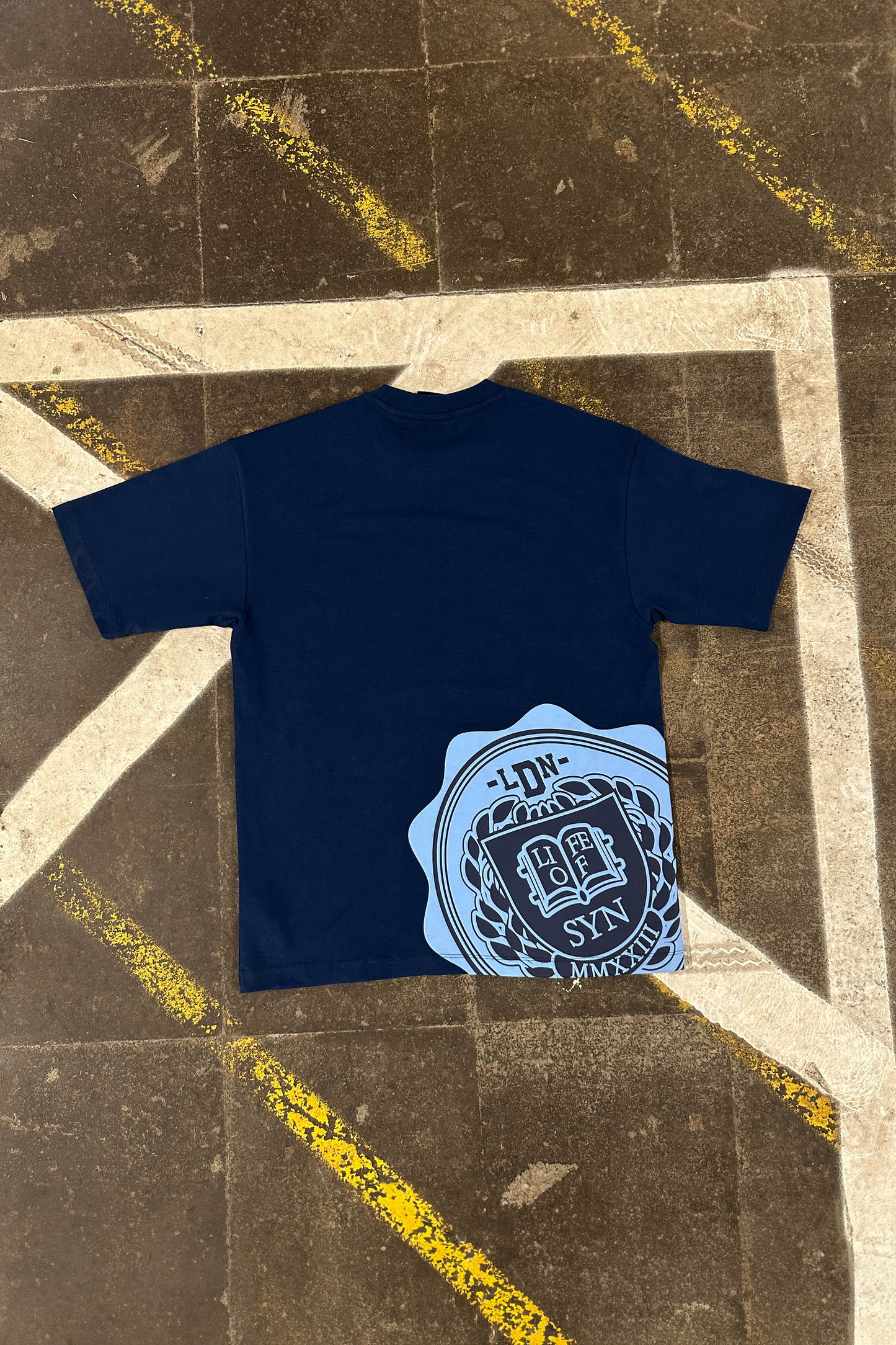 COLLEGE TEE – NAVY - Syna World