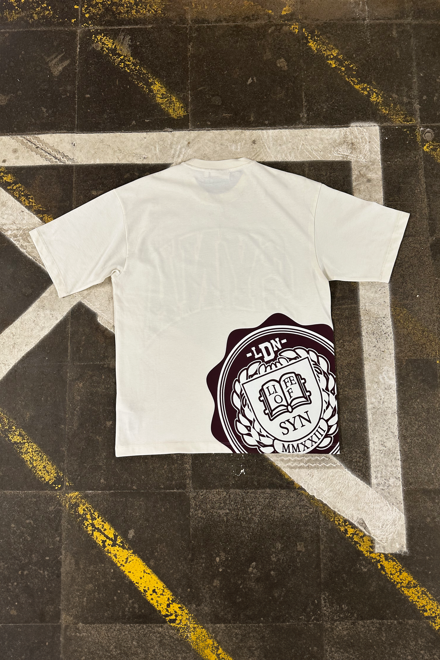 COLLEGE TEE – OFF WHITE - Syna World