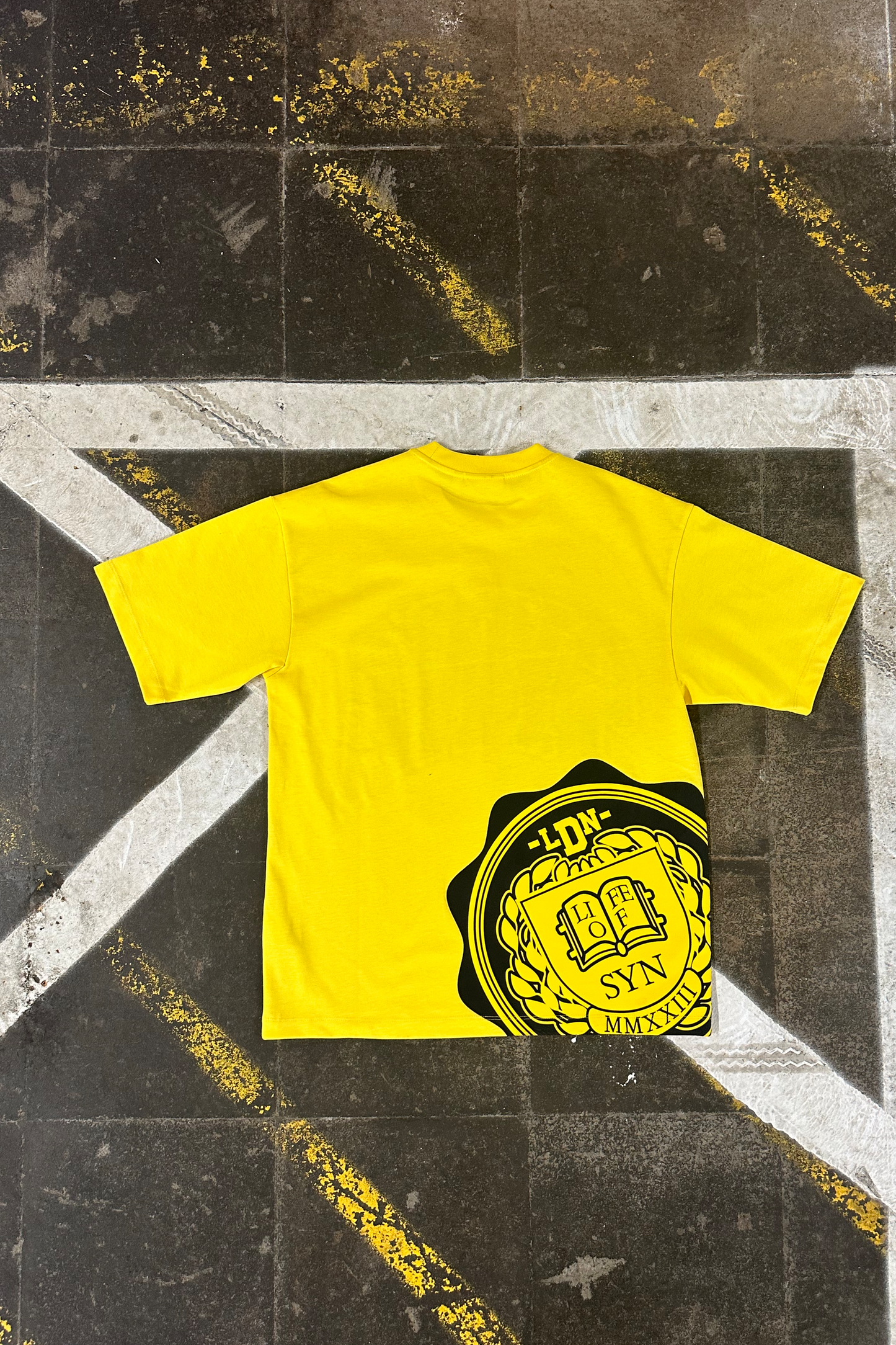 COLLEGE TEE – YELLOW - Syna World