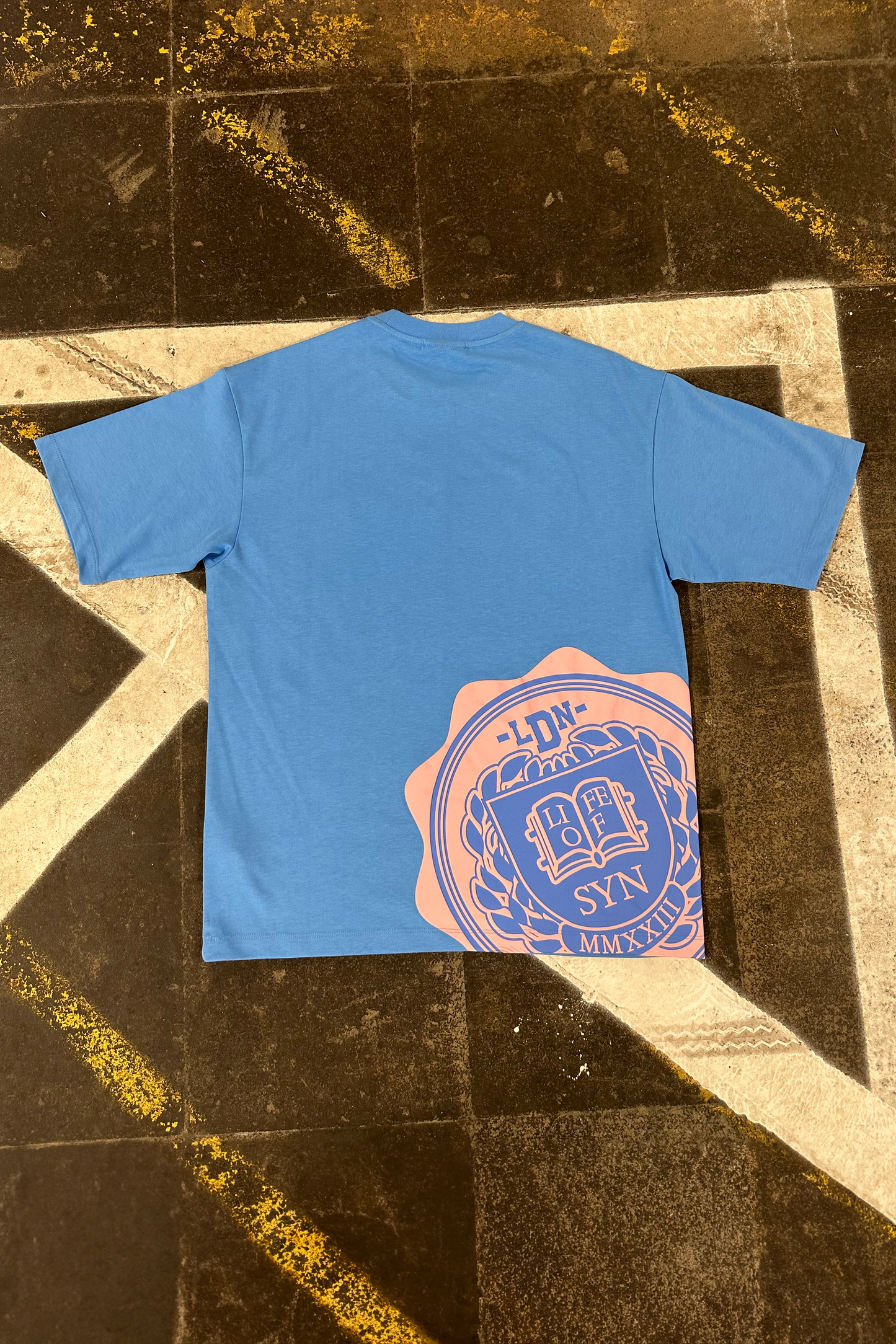 COLLEGE TEE – BLUE - Syna World