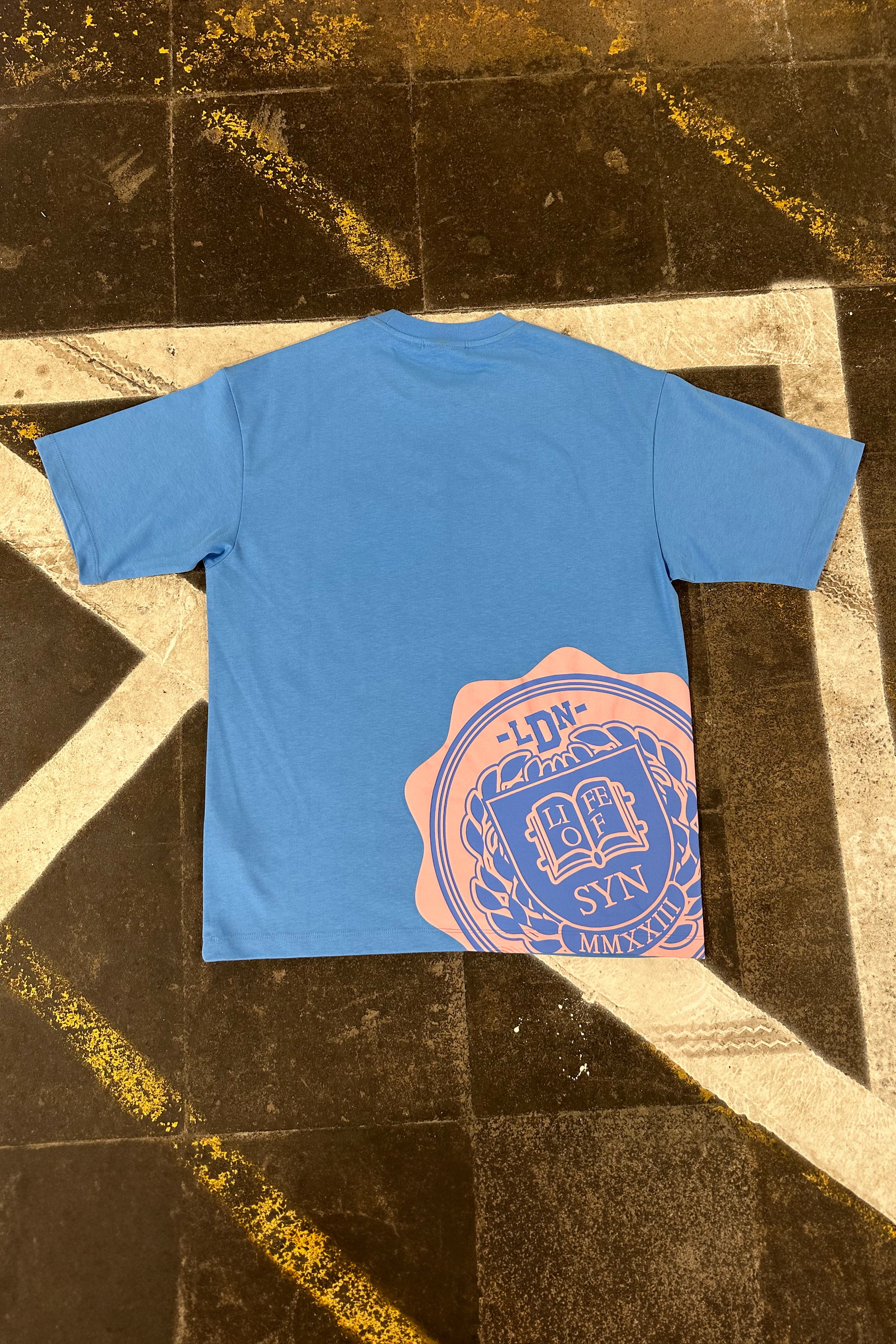 COLLEGE TEE – BLUE - Syna World